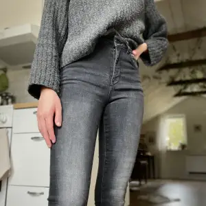 Svarta jeans med råa kanter nertill, supersköna! Använt skick, lite slitna på sina ställen men syns inte när de sitter på. Midja: ca 61 cm (är stretchiga!) • Innerbenslängd: ca 76 cm 🌼