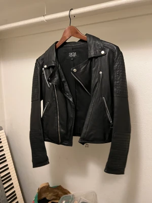 Skinnjacka XS - Säljer denna i storlek XS och äkta skinn, hämtas på Östermalm eller fraktas.