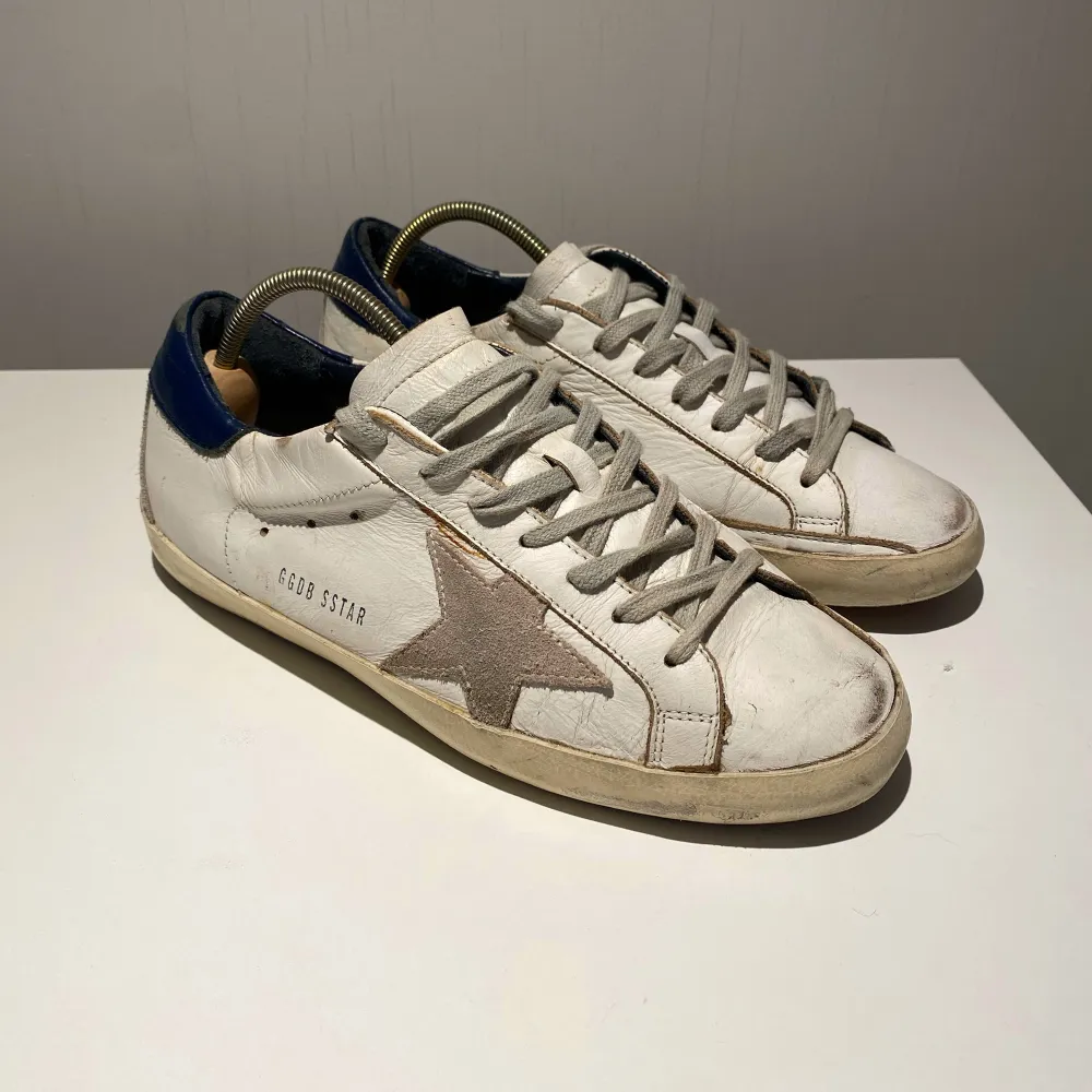 Ett par populära golden goose i bra skick! Pm för fler frågor✌️ . Skor.