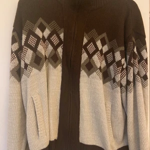 Kofta - En jättesnygg zip-kofta i stl L, men skulle säga att den är mer som M, och även nästintill passar S.