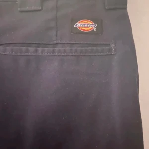 Dickies W34 L32 - Ett par snygga mörkblå dickies som inte kommer till användning och därav säljs! 