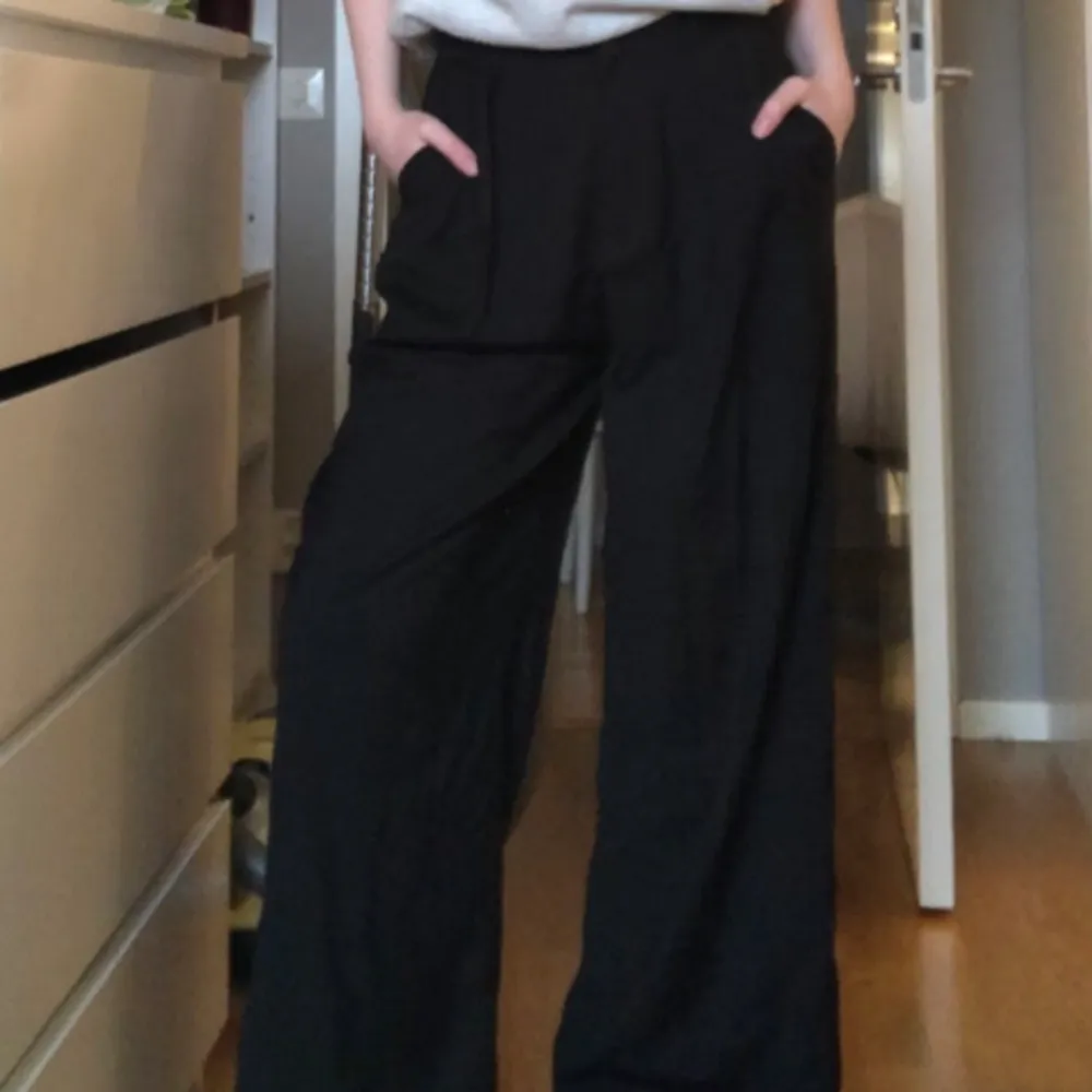 Svarta kostymbyxor från gina tricot i storlek 36. Helt oanvända, nypris: 500. Kom priv för fler bilder💕. Jeans & Byxor.
