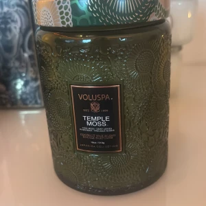 Doft ljus 150 per st / annons - Nya ljus och doft stickor . Allt är oanvänt stått som prydnad..yankee candle 1 ljus o och 3 små ljus. Doft stickor voluspa champange.  Stort doft ljus även voluspa samt 3 små ljus till