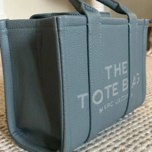 Marc jacobs Tote bag  - Tote bag köpt här på plick så kan ej verfiera att den är äkta därav det låga priset.  Jätte fin blå färg och inga defekter. Super fin nu på våren! 
