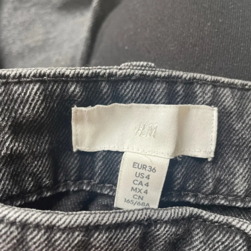 Grå/ svarta jeans ifrån H&M med snygga detaljer. Använd fåtalet gånger.. Jeans & Byxor.