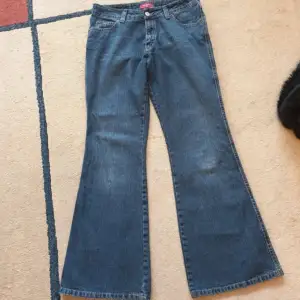Säljer dessa snygga jeansen då dom inte kommer till någon användning längre, fint skick, storlek 31, längd 30 och midjemåttet 41/42