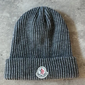 Moncler mössa - Säljer nu en i princip oanvänd moncler mössa, skicket på mössan är 10/10 och den har inga defekter. Tagg finns inuti! Tveka inte på att höra av dig för mer bilder och info, pris kan diskuteras vid snabb affär