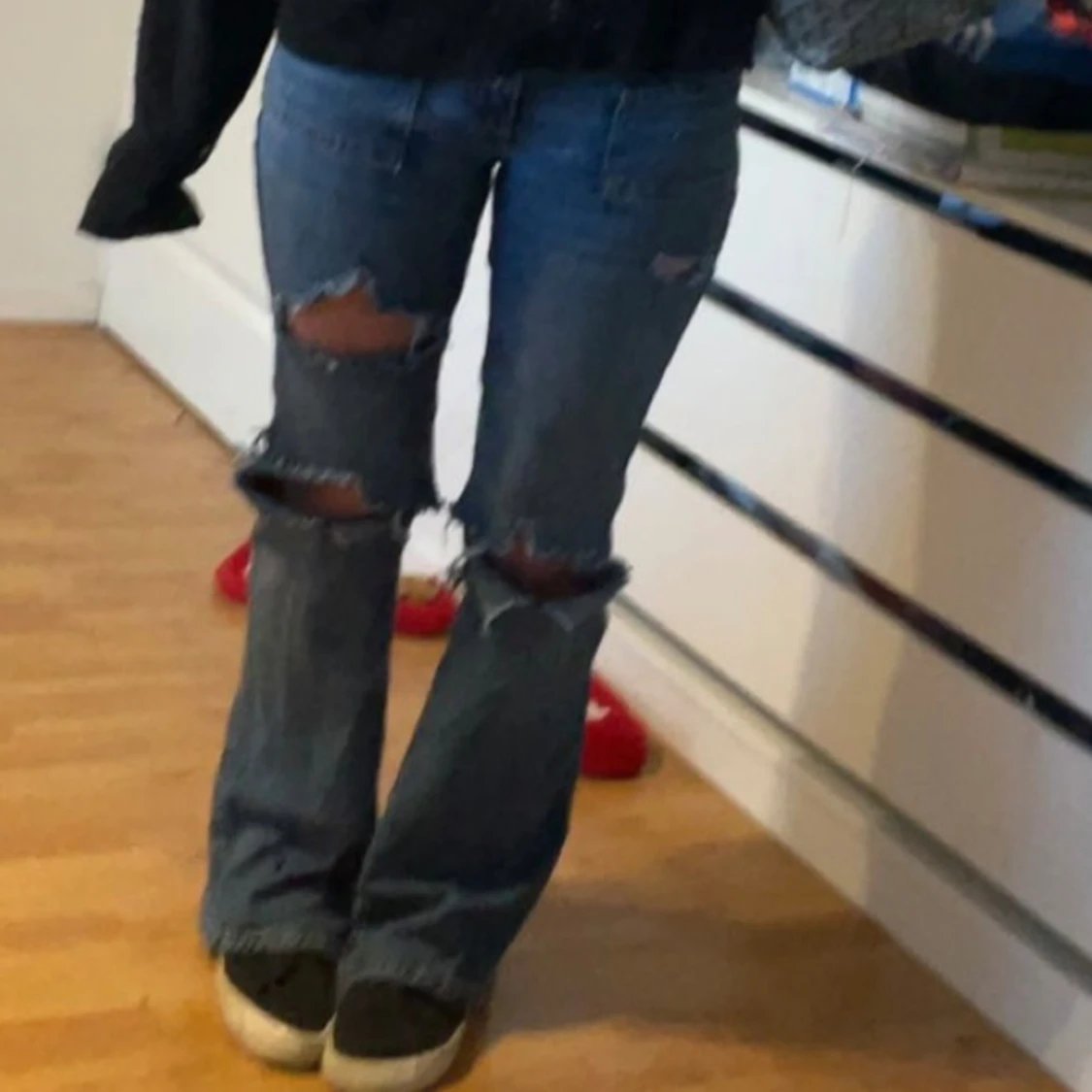 Lågmidjade bootcut jeans med hål 