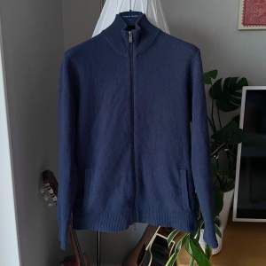 Hej, Säljer nu min Massimo Dutti - Full zip. Material: Ull/Kashmir blend Storlek: Medium Den är i fint skick och anledningen till att jag säljer den är för att den inte längre passar mig. Nypris: 800kr  