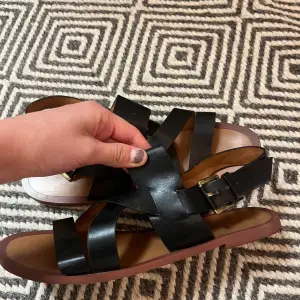 Hm sandaler i storlek 37. De är väldigt nya i skicket och jättefina på sommaren. De har blivit försmå men hur fina som helst på. 🫶🏻