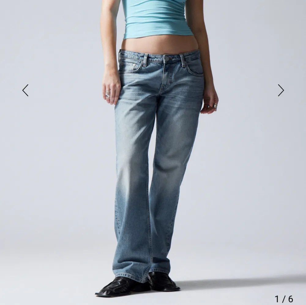 Säljer dessa lowwaist baggy jeansen i modellen arrow från weekday!. Jeans & Byxor.