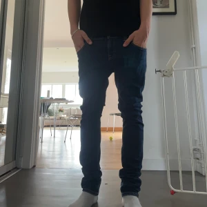 Nudie jeans - Säljer nu dessa fina nudie jeansen i slim-fit! Finns några få tecken på slitage men i helhet 8/10 skick! Nypris 1599kr, men jag säljer för 299! Passar fint på mig som är 181cm, passar 175-185! Hör av er vid frågor eller efterfrågan av fler bilder! 