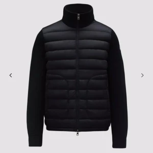 Moncler Cardigan  - Säljer nu min fina cardigan från Moncler i storlek M. Denna är mycket sparsamt använd då den är för liten nu, för frågor skriv! Org. Pris: 8600kr mitt pris: 3300kr (Kvitto finns)