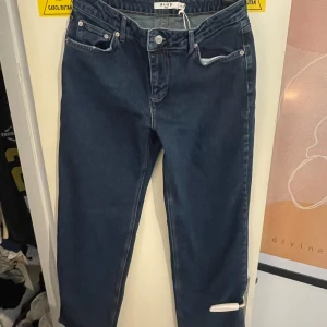 helt nya jeans-NAKD - Helt oanvända jeans från nakd som tyvärr inte passade mig. Super fin tvätt och bra passform. modellen är Mid waist och straight leg🌟🧡💛pris kan diskuteras!😊