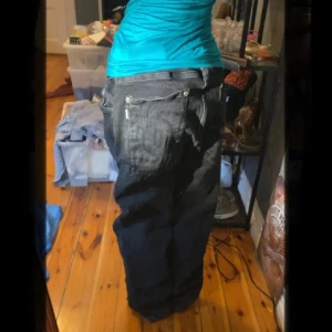 baggy jeans - ‼️LÅNADE BILDER‼️ Jag köpte dessa baggy jeansen på plick men de passa tyvärr inte mig så säljer de för lite billigare än vad jag köpte de för💋😚 skriv gärna om du har frågor och för mått!💕de har ett coolt tryck på bakfickan likar lite märket DC🩷