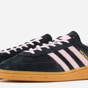 Säljer dessa rosa och svarta Adidas spezials i storlek 36-39. De är helt nya och kommer med box. Skriv till mig vid eventuella frågor!:)