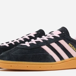 Adidas spezials - Säljer dessa rosa och svarta Adidas spezials i storlek 36-39. De är helt nya och kommer med box. Skriv till mig vid eventuella frågor!:)