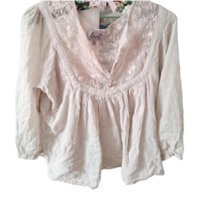 Jättefin blus ♡ - En jättefin blus ifrån Lavli i storlek M men passar även S 🩷 Har använts 1 gång i somras. Den är lite mer grå aktig i verkligheten