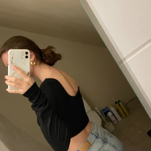 Svart tröja - En svart tröja som går att ha både som open back eller urringning💗 Mjukt material och i nyskick! Skriv vid frågor☺️💗