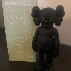 Kaws figur  - Skick 8/10, runt 10cm, collectibles, prydnad ingen leksak