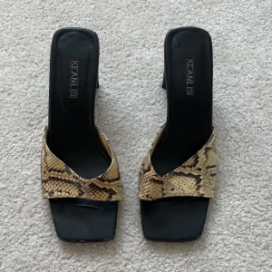 Klackar - Jätte söta gula ormskinns klackar (vet inte om det är äkta skin eller inte!) Perfekta nu till sommaren!
