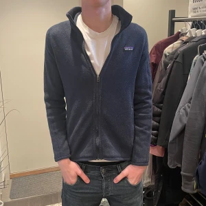 Patagonia Fleece - En trendig och snygg patagonia fleece i färgen marinblå ~ Strlk: S ~ Mitt pris: 795 ~ En perfekt fleece nu till våren, priset går att sänkas vid snabb affär!!🤗🤗