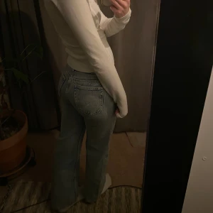 Lågmidjade jeans - Lågmidjade jeans i ljus blå från weekday (modell arrow). I storlek W25 L30
