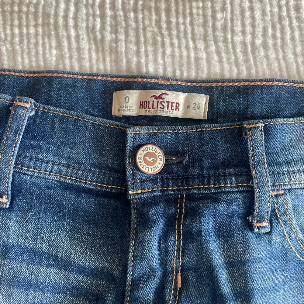 Lågmidjade jeansshorts från Hollister! . Shorts.