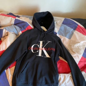 Calvin Klein Hoodie (S) - Säljer min Calvin Klein Hoodie då det intr är min stil någonmer.  Superbra skick använd men tagits superbra hand om ser ut och känns som helt ny.  Stl: S men passar superbra på M också Nypris: 1000kr Säljer för 680kr 