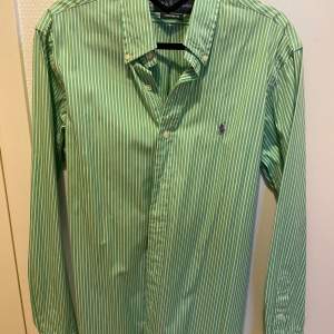 En nästintill oanvänd Ralph Lauren skjorta, som ny. Storlek M. Custom fit. 
