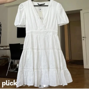 Vit klänning  - Nyskick🤍🤍. Lånad bild så min har ingen prislapp kvar