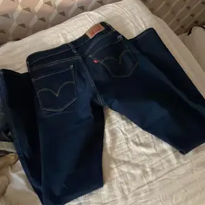 Jätte fina Bootcut jeans från Levis. Sällan använda och väldigt bra skick. Strl 26 men dem är väldigt stretchiga 🫶🏼