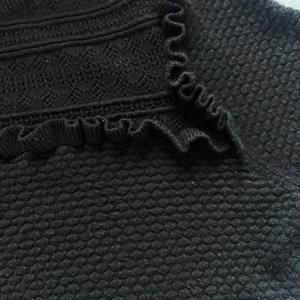 En super fin svart tröja med vålang på framsidan. Säljer den på grund av att jag den är för liten för mig, men annars i ett super bra skick. Kunden står för frankten 🥰. Tröjor & Koftor.