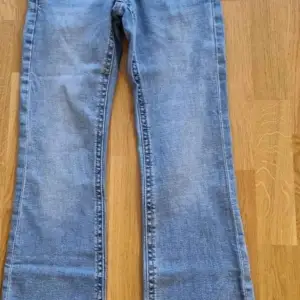 Ett vanligt ljusblått flare jeans som jag köpte passar inte längre så det är därför jag säljer.