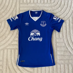 EVERTON FOTBOLLSTRÖJA  - ORIGINAL EVERTON HEMMA/ 2015-2016 Ross Barkley #20  STORLEK: M PRIS: 449 SEK   OBS! Produkten stryks innan den fraktas iväg. Vid köp eller funderingar kontakta oss.   Instagram: @beyondthekits EJ REPLIKA #everton#umbro#barkley