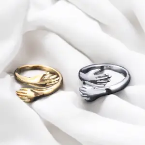 Trendige ring i färgen silver och guld, rostfitt! Mått: 1,8cm/0.71in, passar de flesta 99 kr