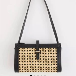 Axelremsväska  - Säljer denna snygga axelremsväska som även har ett långt band!☺️ord precis 399, aldrig använd 