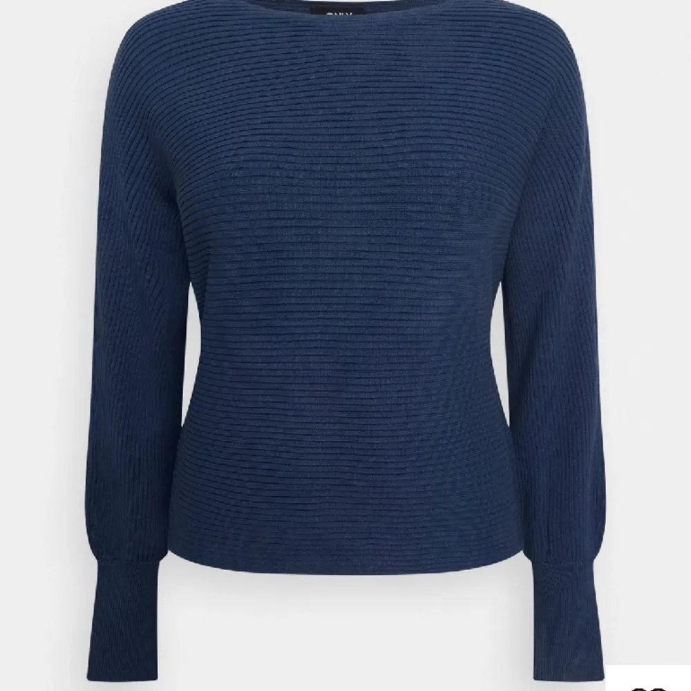 Säljer denna superfina mörkblåa tröjan då den aldrig används längre🫶🏽. Tröjor & Koftor.