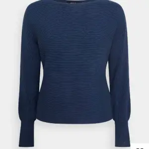 Säljer denna superfina mörkblåa tröjan då den aldrig används längre🫶🏽