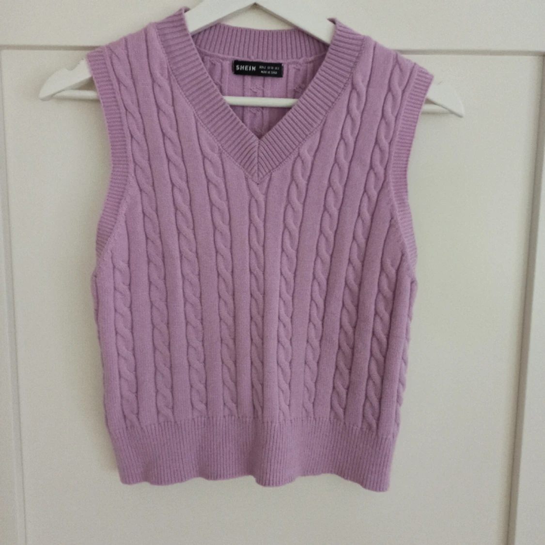 Lljuslila stickad väst - 90