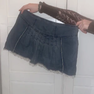 Lågmidjad minikjol - Söt minijeanskjol i gråblå tvätt med volang💕Lågmidjad passform, skulle säga att den är storlek L. Fint skick! Skriv vid funderingar och kolla in mina andra annonser🫶