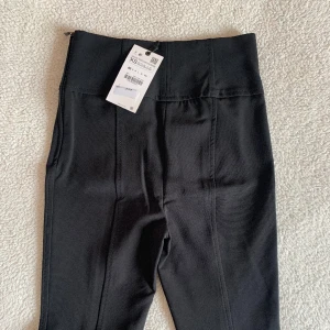 ZARA kostymbyxor / byxor med stretch - Galet snygga kostymbyxor / leggings från ZARA. Nypris 559kr. Sitter som ett smäck runt rumpan och lår. Otroligt snygg passform. Dragkedja vid anklarna ifall man vill ha slits. Tight passform. Nya med tags, utan anmärkningar.