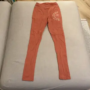 Orangea gymshark tights med fickor. Väl använda men har mycket kvar att ge
