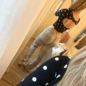 Topp - Söt topp från hm. Aldrig använd men lappen är borta då jag trodde jag skulle ha kvar den. Jättefin men måste bli av med kläder!💕