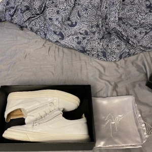 Giuseppe zanotti skor - Tjena, säljer nu dessa skor då dem inte längre används. Skick 9/10 så nästan exakt som nya. Äkta såklart. Pris är inte fast så de är bara att skriva!.