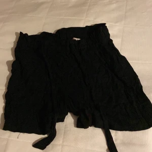 Kostymshorts - Jätte fina kostymshorts från Cubus. Med snörning i midjan. Och fickor. 