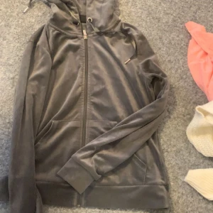 Kofta - Kofta från gina tricot som aldrig använts. Kontakta mig på dm vid frågor och bilder på koftan