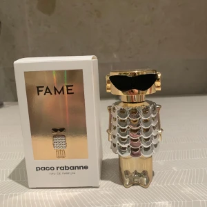 Paco Rabanne Fame EdP 50ml - Från vintern 2023. Testad ett par gånger så i princip hela flaskan kvar.  Ny kostar runt 800kr.