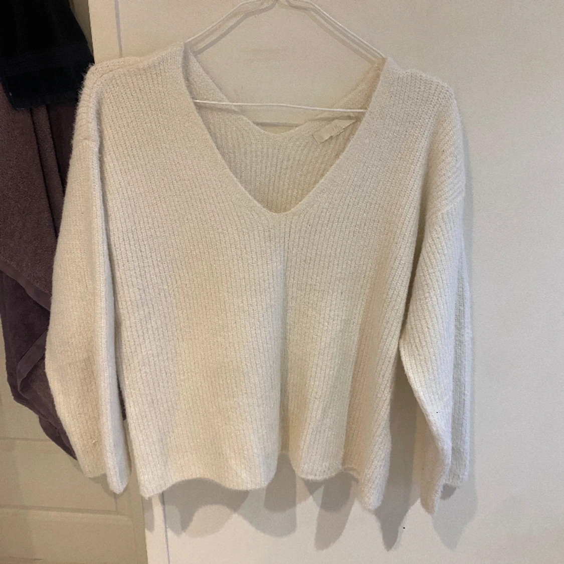Krämvit stickad tröja