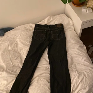 mörkgråa lee jeans - köpte dessa jeansen förra året på beyond retro, men jag får tyvärr inte användning av dem längre. man kan ha dem lågmidjade, men även högre upp. jag är 171 för referens💘💘